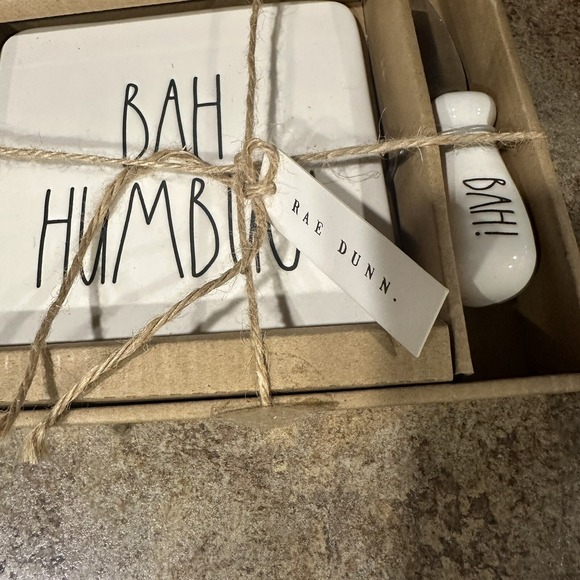 RAE DUNN Christmas Bah Humbug! Cheese Board and Knife Spreader Set NEW NIB‎ - Picture 2 of 6